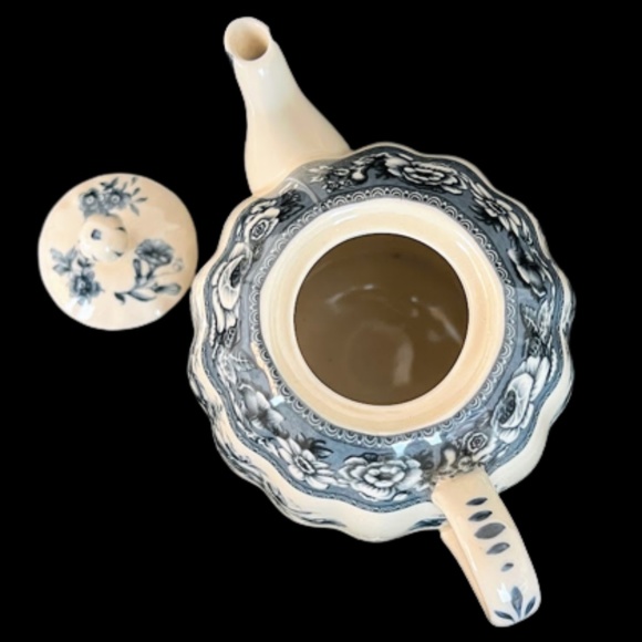 Vintage Teapot for One 🎉Host Pick🎉 - Picture 3 of 7